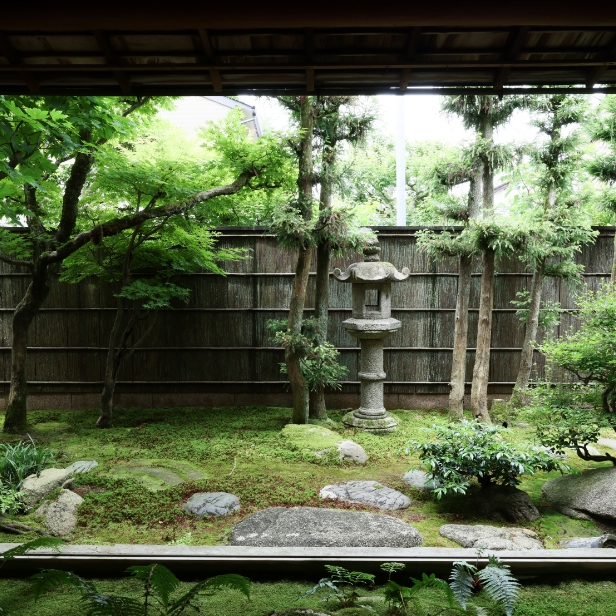 次の間中露地