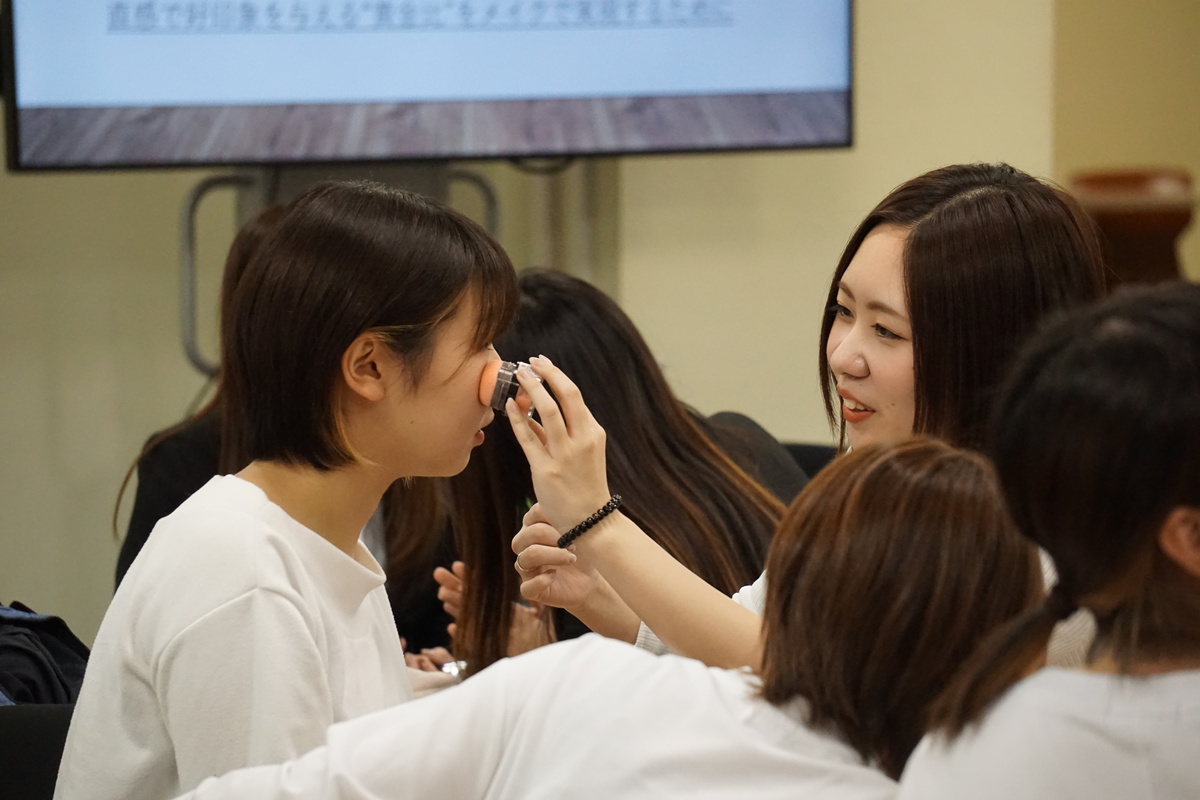 就職活動に向け女子学生メイクアップ講座を開催 Topics 北陸大学