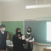 英語教員を目指す学生が、高校生に模擬授業を行いました。
