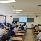 国際コミュニケーション学部キャリア科目に本学卒業生が登壇！