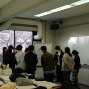 心理社会学科「心理学実験II」で受講生による研究発表が行われました