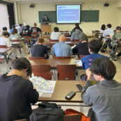 経済経営学部が3年次開講科目キャリアデザインにおいて㈱リクルートの就職説明会と就職環境の分析等を実施