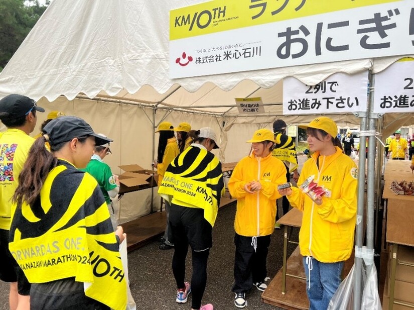 金沢マラソン2024」に学生ボランティア57名を派遣｜TOPICS｜北陸大学