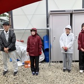 北陸大学学生赤十字奉仕団がNPO法人「緑のカーテン応援団」と協働し、能登町仮設住宅にグリーンカーテンを設置