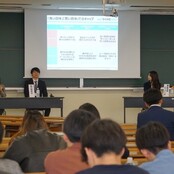 本学卒業生によるパネルディスカッションを実施、先輩から後輩へ就活実体験を伝えました