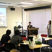 「就活はちょっと面白がって！」国際コミュニケーション学科OGによるキャリア講演
