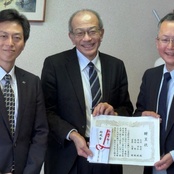 薬学部　石川和宏教授と岡田守弘准教授が、北國がん基金助成金贈呈式への参加を学長へ報告