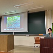 経済経営学部「SDGs2」において森林整備で活躍する本学卒業生が特別授業を実施